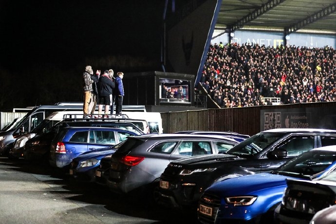 【最佳观赛位】牛津联vs阿森纳，部分球迷站在球场外的车顶上看球