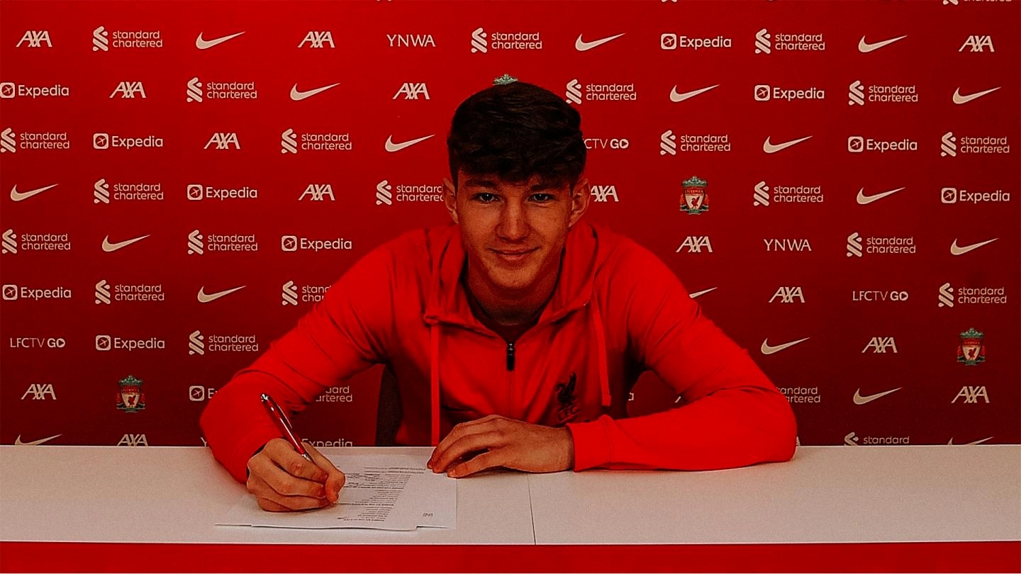 利物浦官宣与17岁前锋库马斯签职业合同，他的父亲是前威尔士国脚