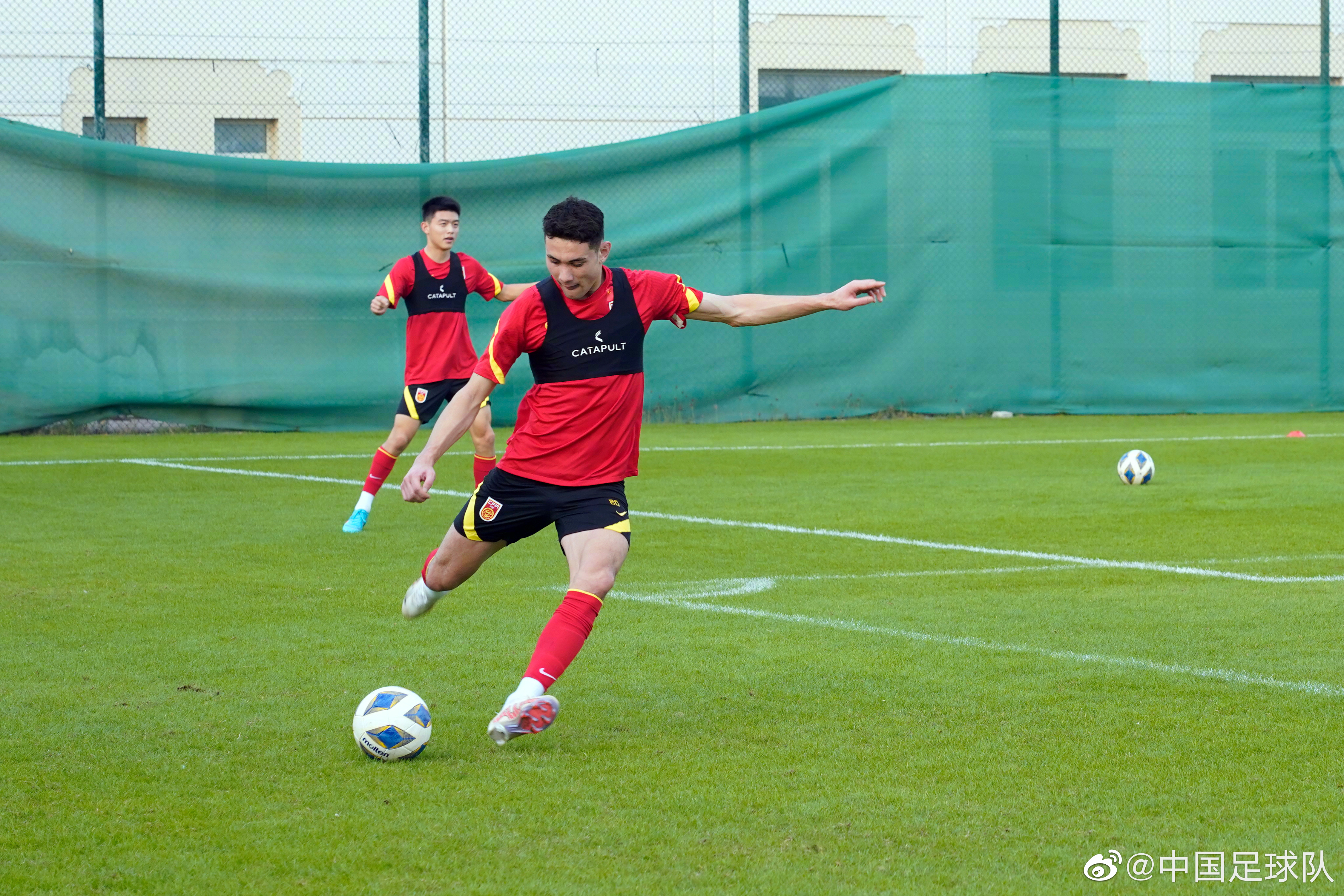 中国U20男足抵达阿联酋，18日晚将进行本次集训第一场热身赛