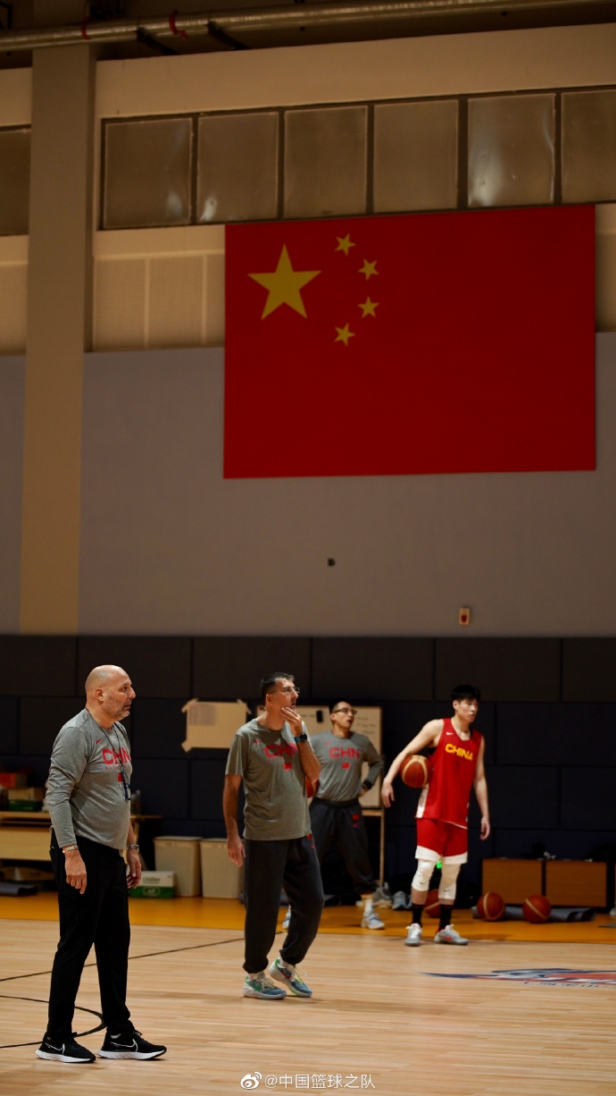中国篮球之队官方晒男篮集训照：乔尔杰维奇坐镇