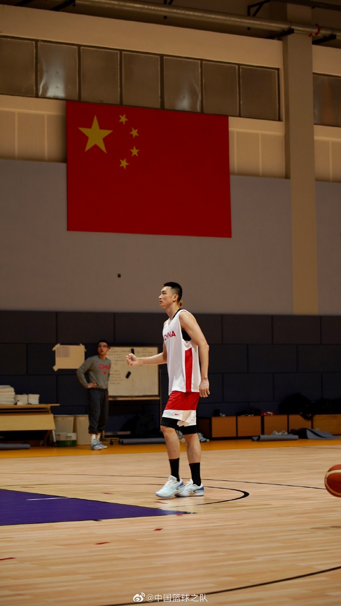 中国篮球之队官方晒男篮集训照：乔尔杰维奇坐镇