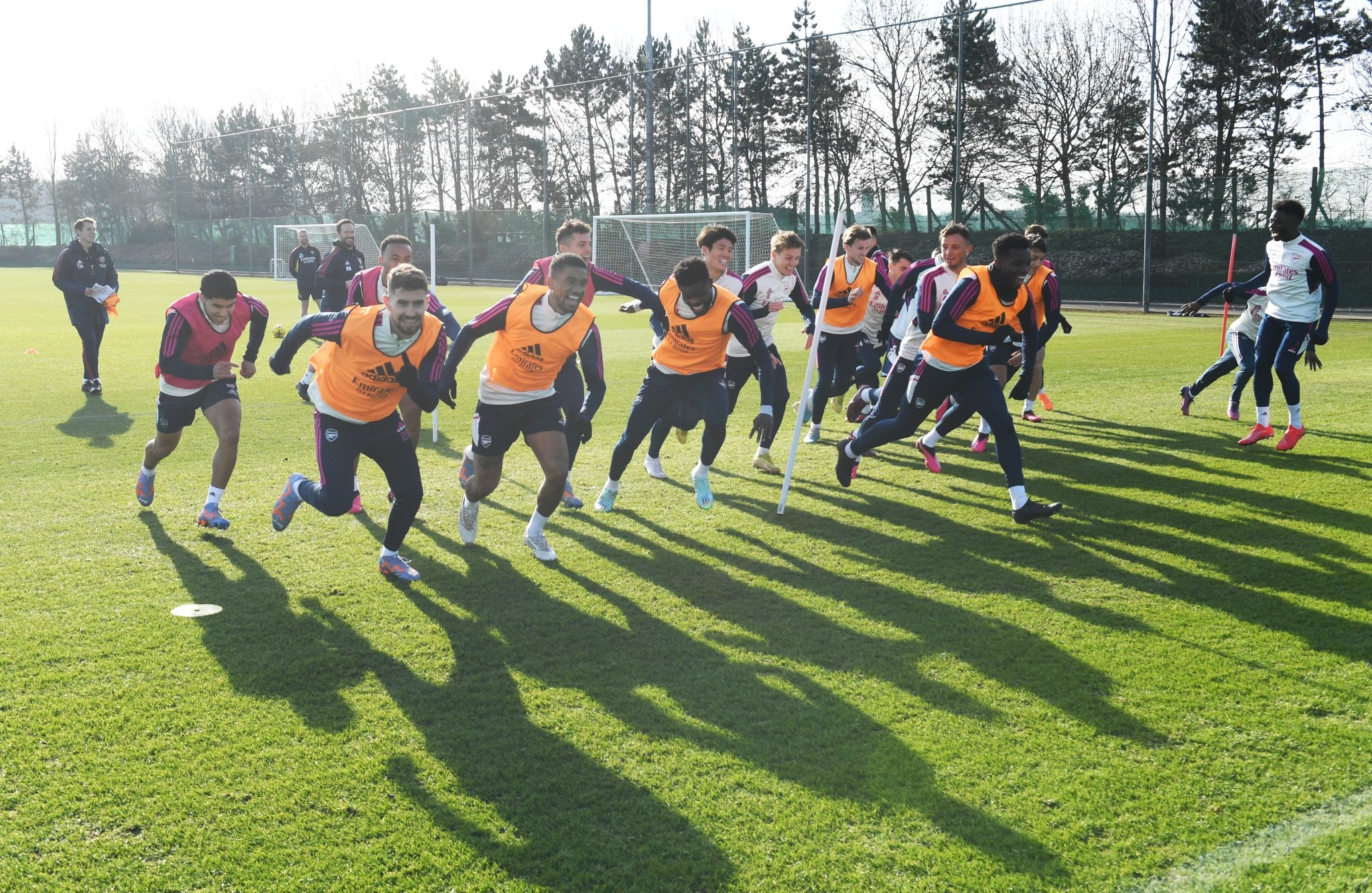 阿森纳官推发布球队训练照：若日尼奥、厄德高等球员开心向前冲！