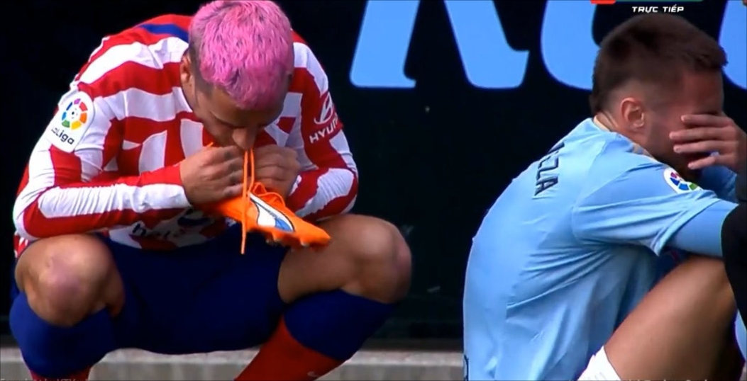 【球盟会】味道满满?！格列兹曼用嘴帮明格萨解开鞋带