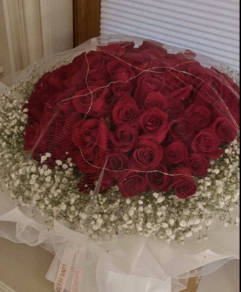 恩爱~JKL女友晒出所送鲜花：情人节快乐 刚在一起时送的花太丑了