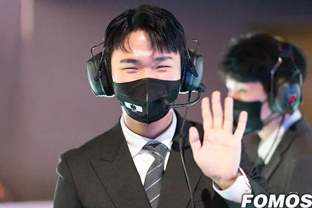 DK.GorillA：很羡慕Deft，也感谢他在BP时提供意见