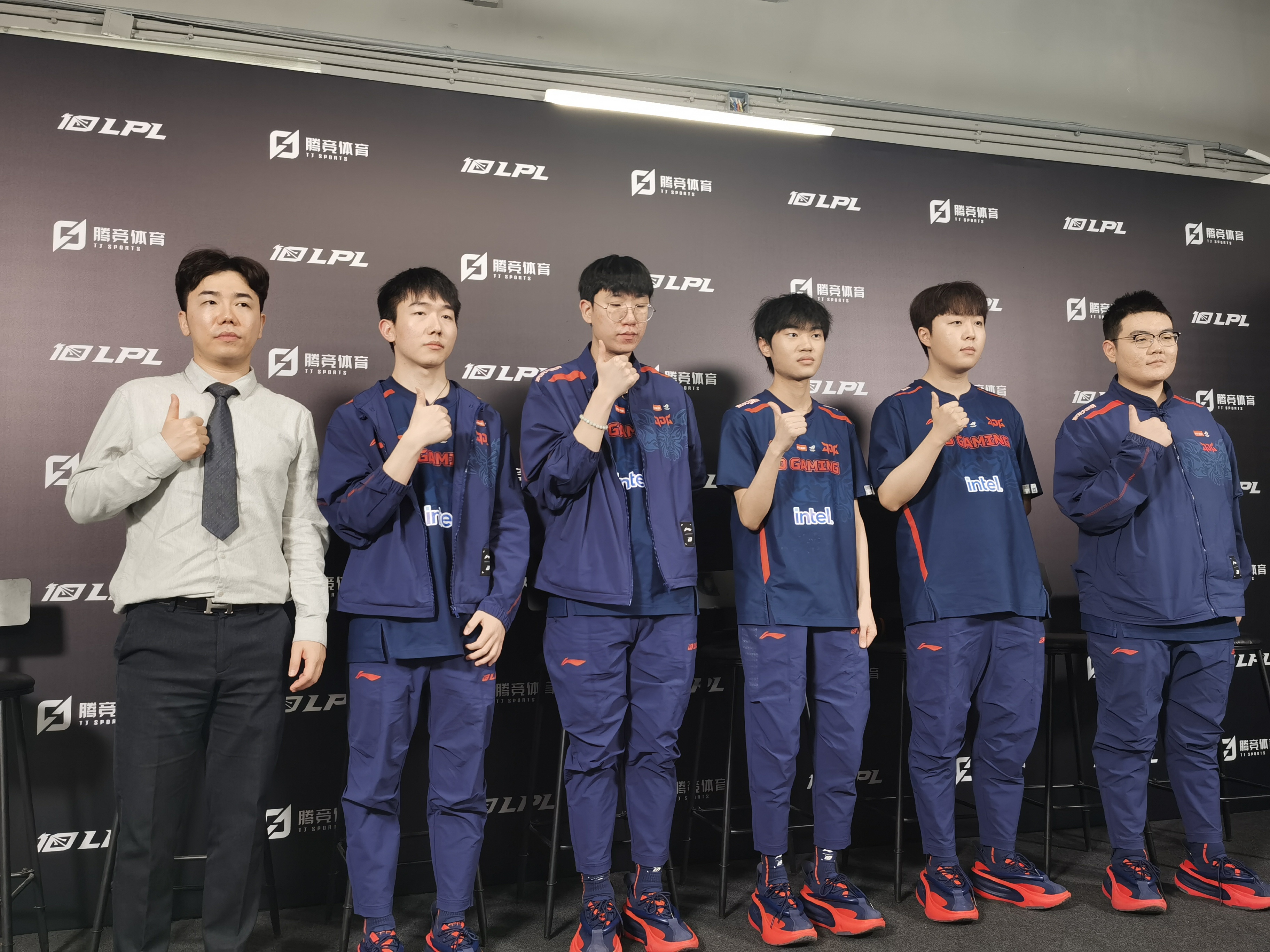 JDG赛后群访 369:对线YSKM的感受是 年轻人勇气可嘉!