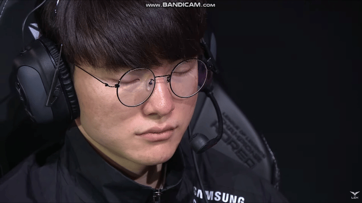 压力这么大的嘛？连续多次给机会 Faker赛前闭目冥想