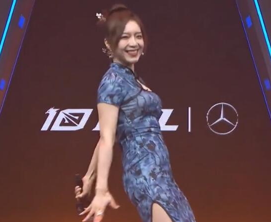 模仿C罗Siu不成 余霜:下次搞个平底鞋再试试