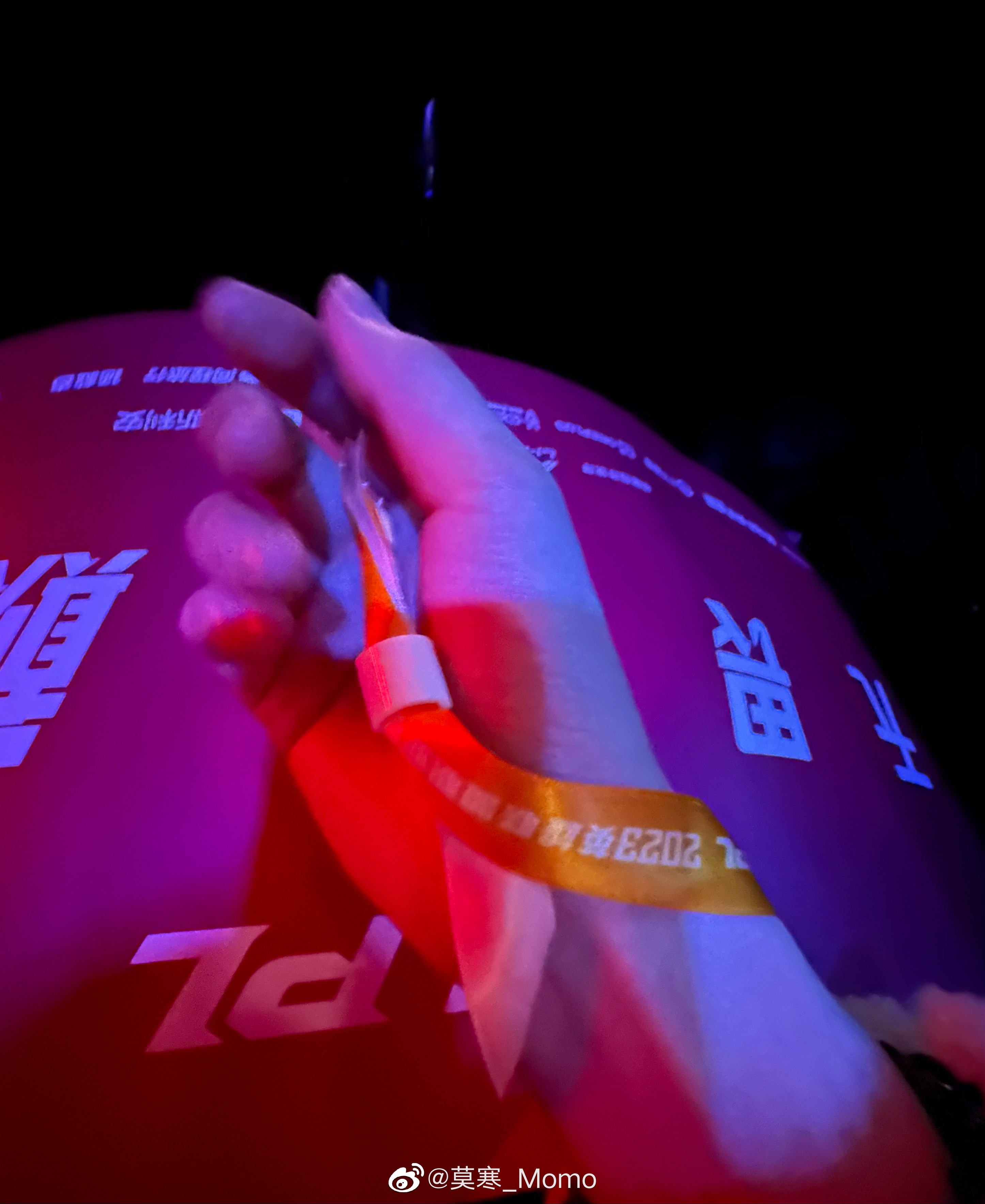 女团艺人莫寒晒LPL线下观赛返图:上一次来还是上一次~