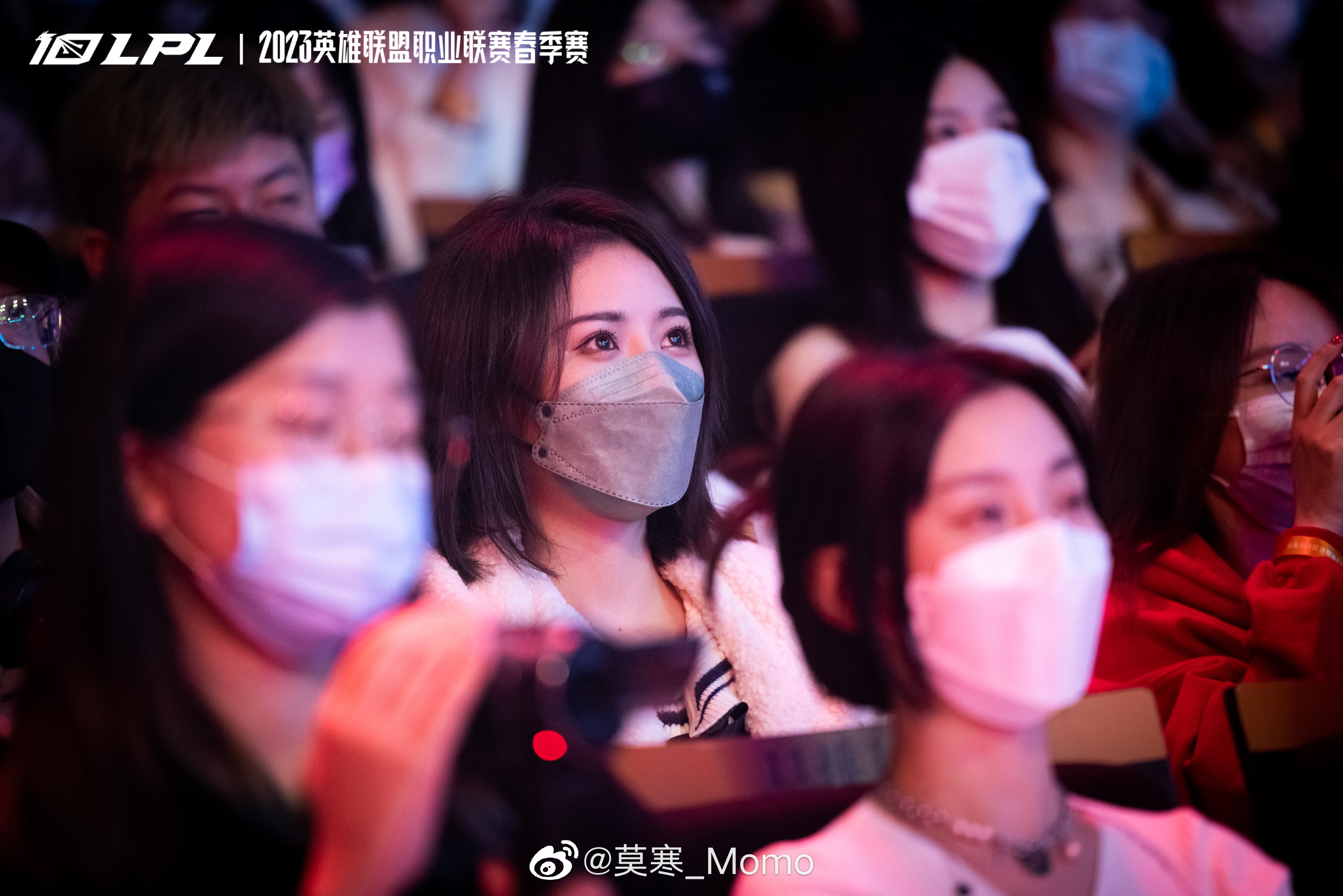 女团艺人莫寒晒LPL线下观赛返图:上一次来还是上一次~