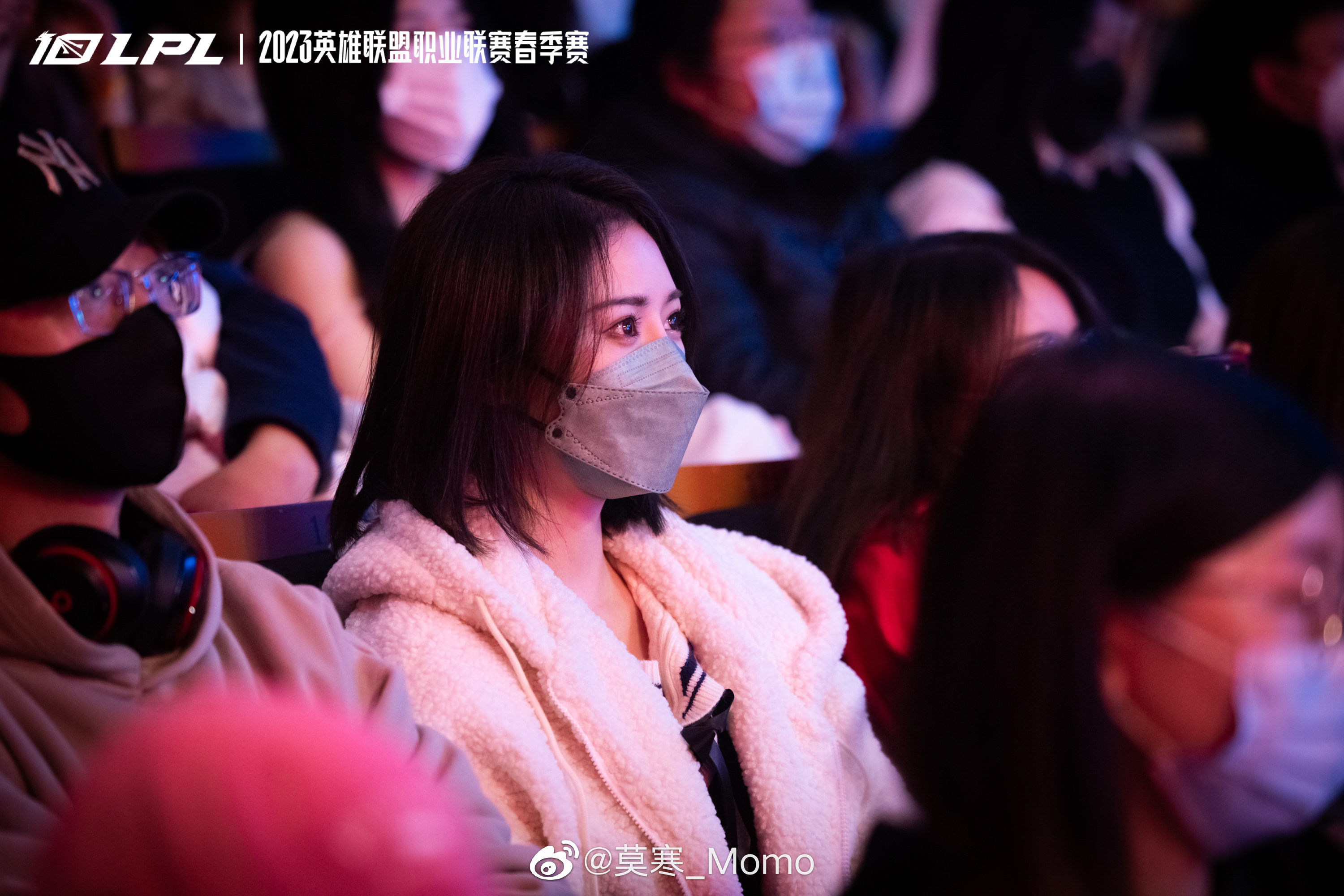 女团艺人莫寒晒LPL线下观赛返图:上一次来还是上一次~