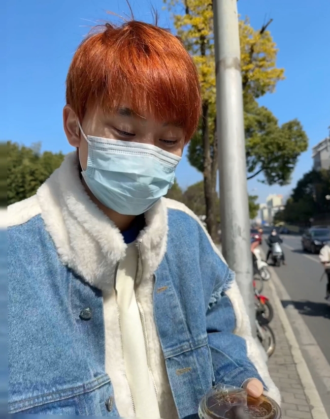 糖小幽更博晒Doinb新发色:为了和崽崽见面提前做发型的臭屁爸比