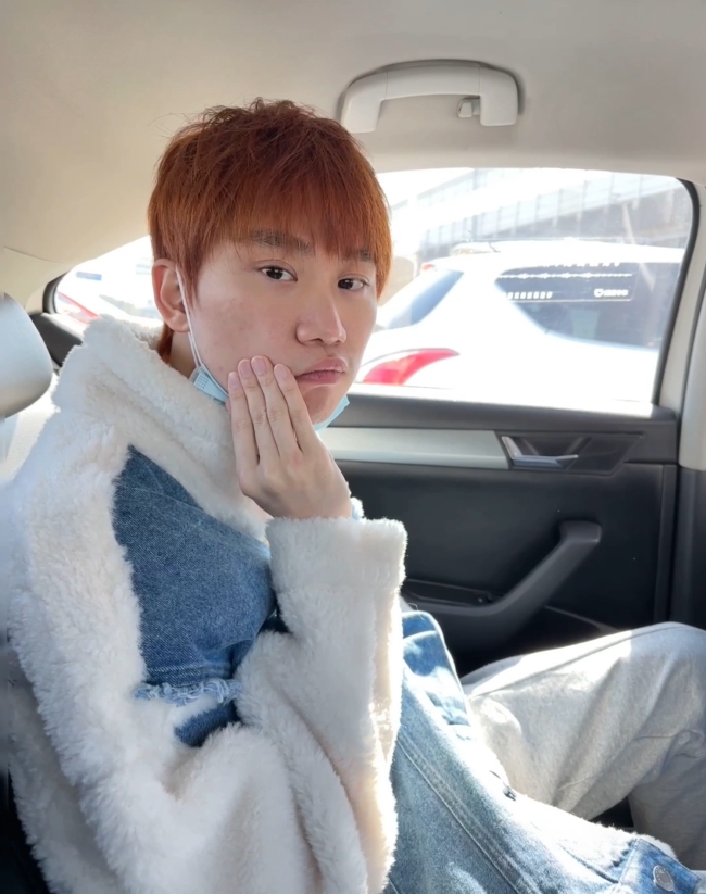 糖小幽更博晒Doinb新发色:为了和崽崽见面提前做发型的臭屁爸比