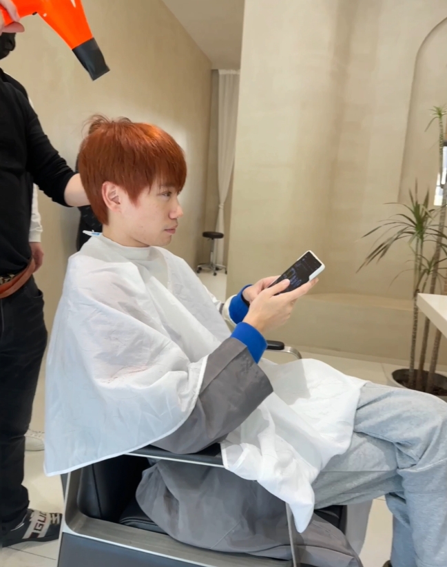 糖小幽更博晒Doinb新发色:为了和崽崽见面提前做发型的臭屁爸比