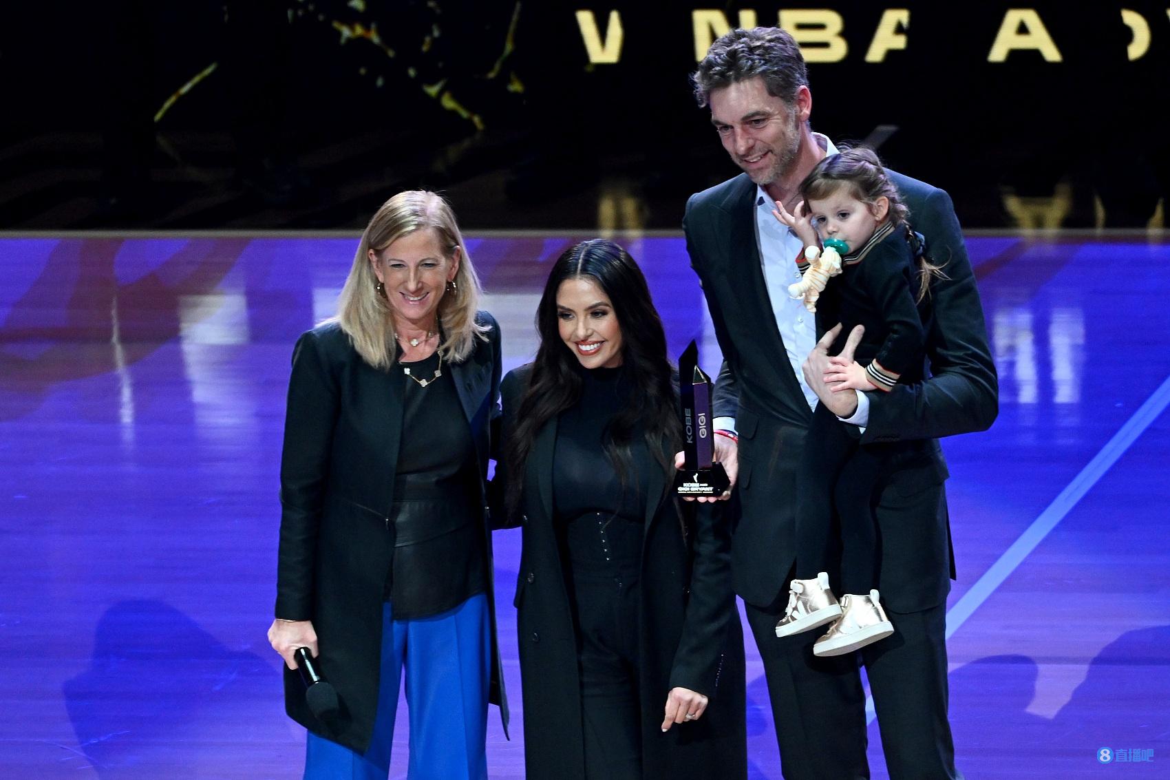 家人！加索尔获2023年“科比&Gigi”WNBA倡导奖 瓦妮莎出席颁奖