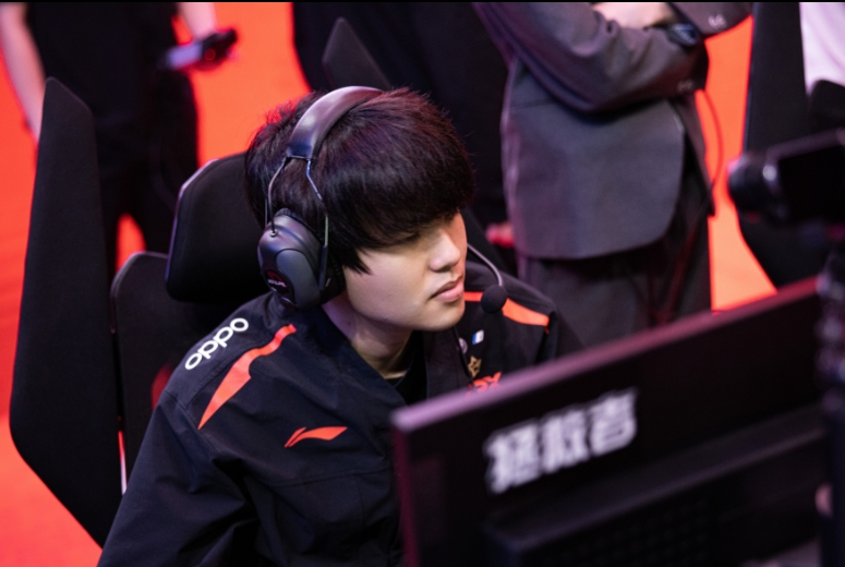 PTT热议JDG碾压FPX：Lwx不考虑退役 把自己冠军AD的名声都败光了