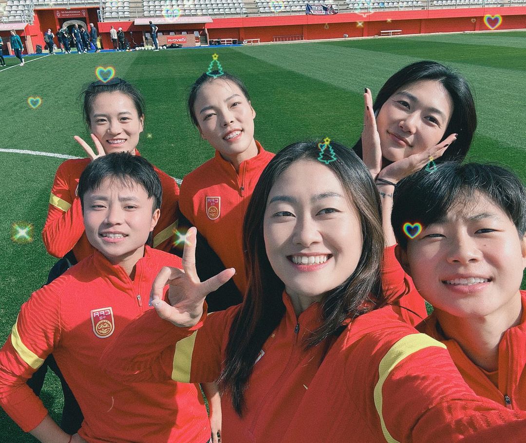 杨莉娜社媒发布中国女足海外热身动态，晒与队友开心合影