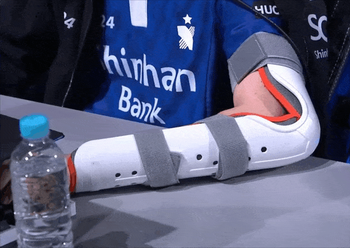 LCK敬业小标兵!Deokdam带伤上阵,手伤严重不离赛场