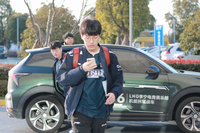 8胜1负榜首!吧友们认为LNG本赛季能走到哪一步?能进MSI吗?