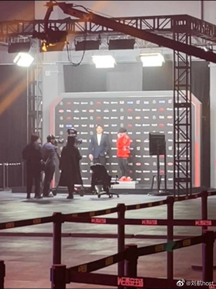 主持刘航分享Rookie垫身高：我俩相视一笑，都崩不住了