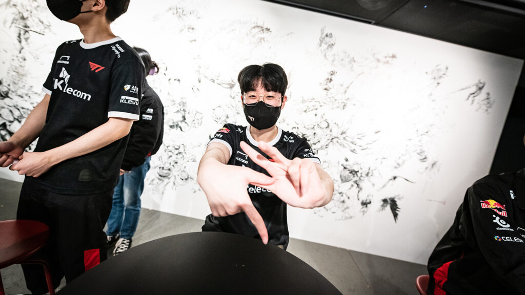 Zeus:我一般都支持最强战队 所以自然而然地支持SKT T1