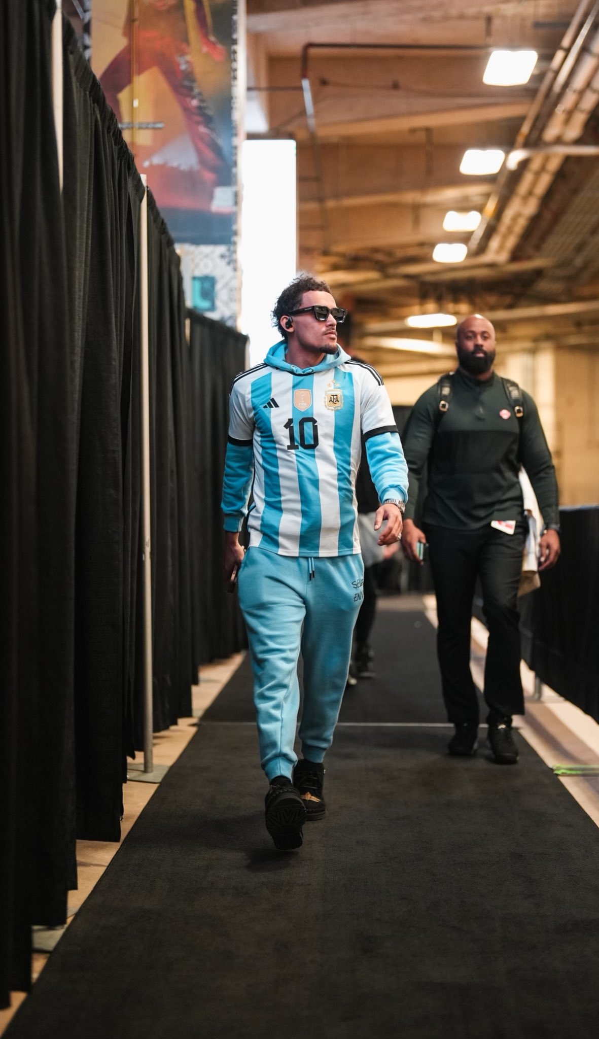 特雷-杨晒身穿梅西球衣照:上帝在我后院踢球,我想我看到了梅西