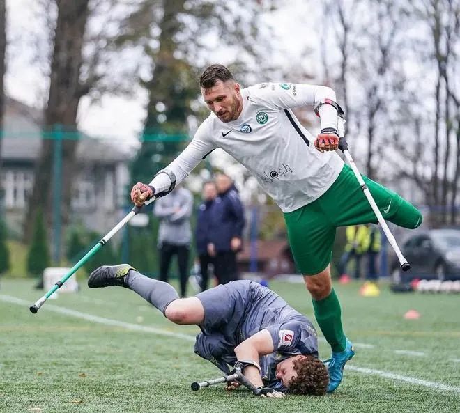 单腿飞翔的他,让梅西和姆巴佩起立鼓掌