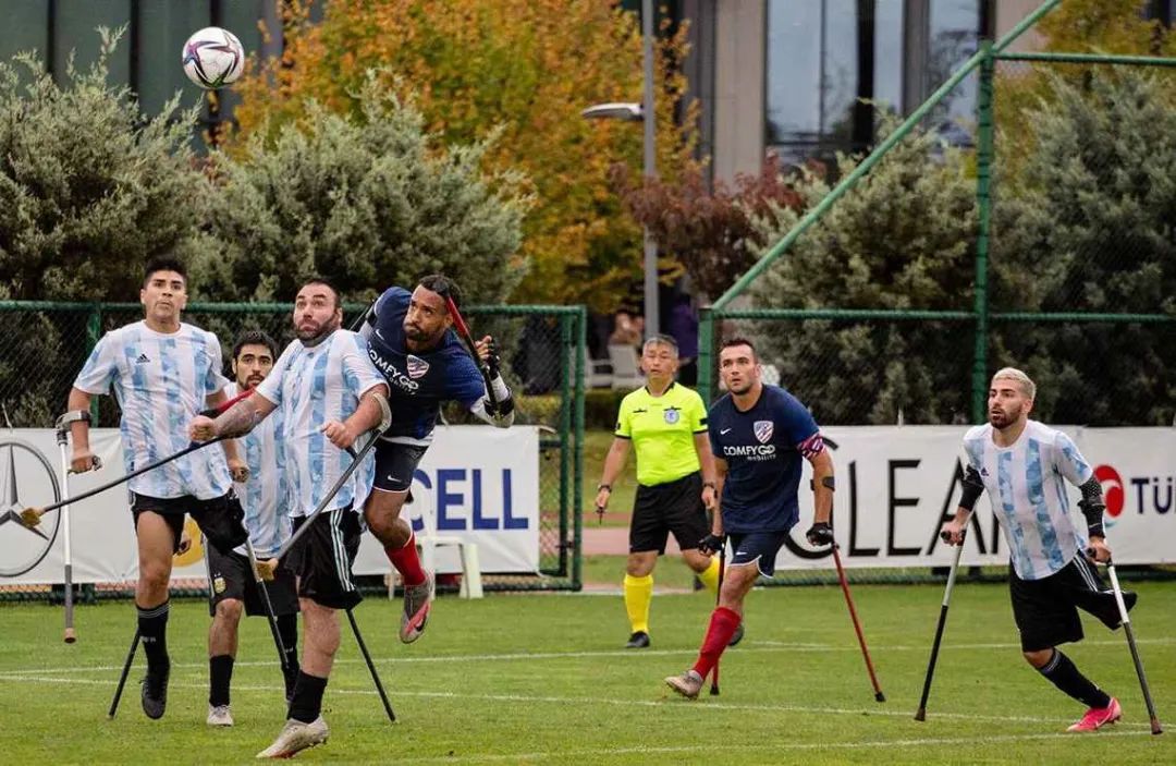 单腿飞翔的他,让梅西和姆巴佩起立鼓掌