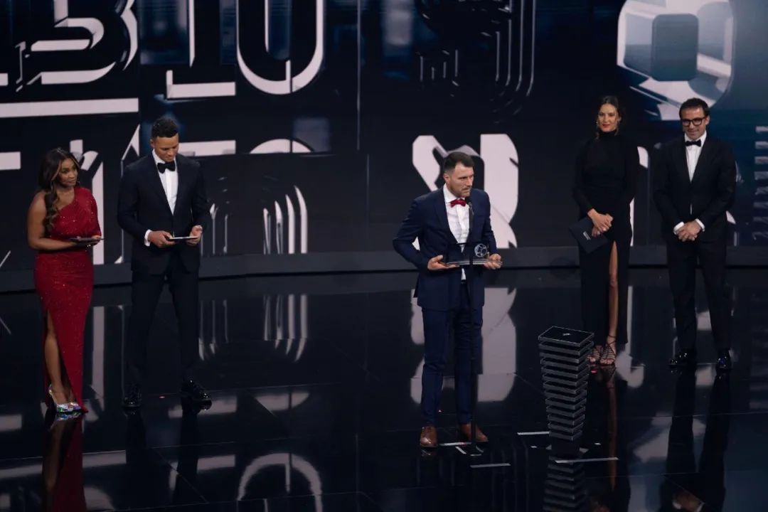 单腿飞翔的他,让梅西和姆巴佩起立鼓掌