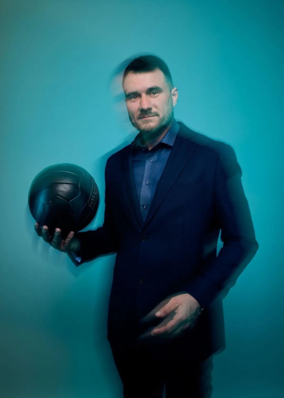 单腿飞翔的他,让梅西和姆巴佩起立鼓掌