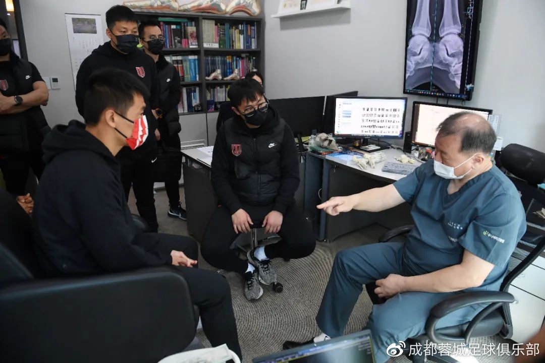 徐正源带队访问 韩国运动医学专家为蓉城球员做诊断