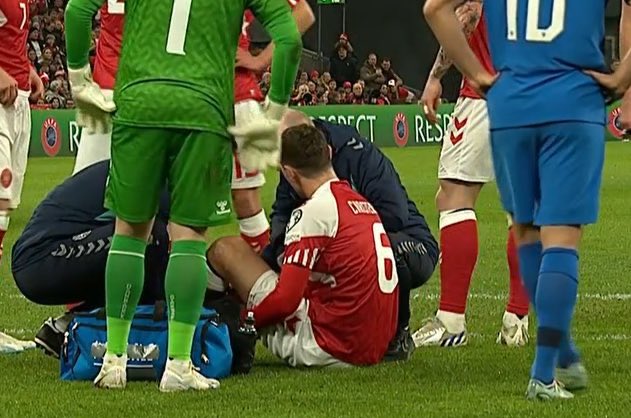 欧预赛丹麦vs芬兰，克里斯滕森上半场因伤无法坚持被换下场