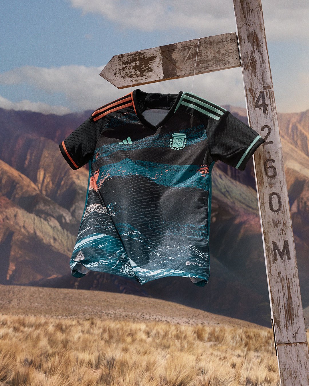 今日趣图：梅老板转头一看，大马丁你们在干什么？！