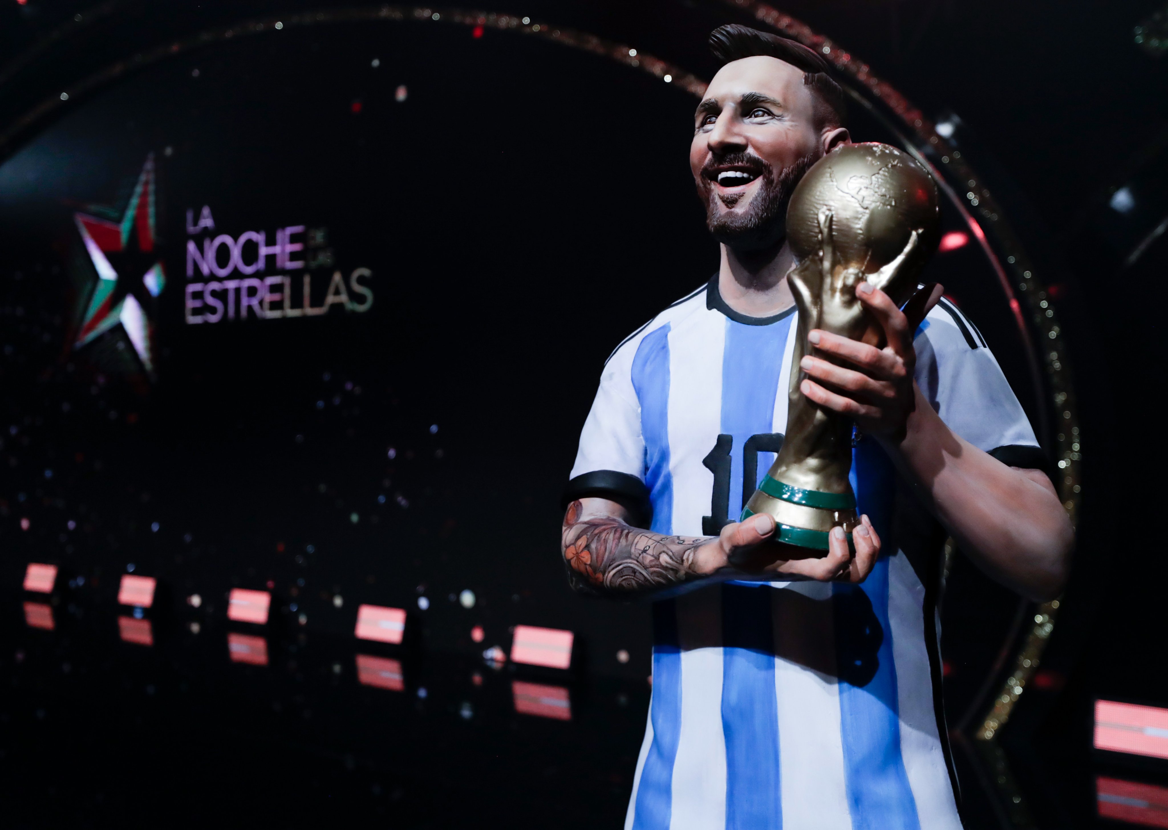 几分像？南美足联为梅西制作捧起世界杯雕像??