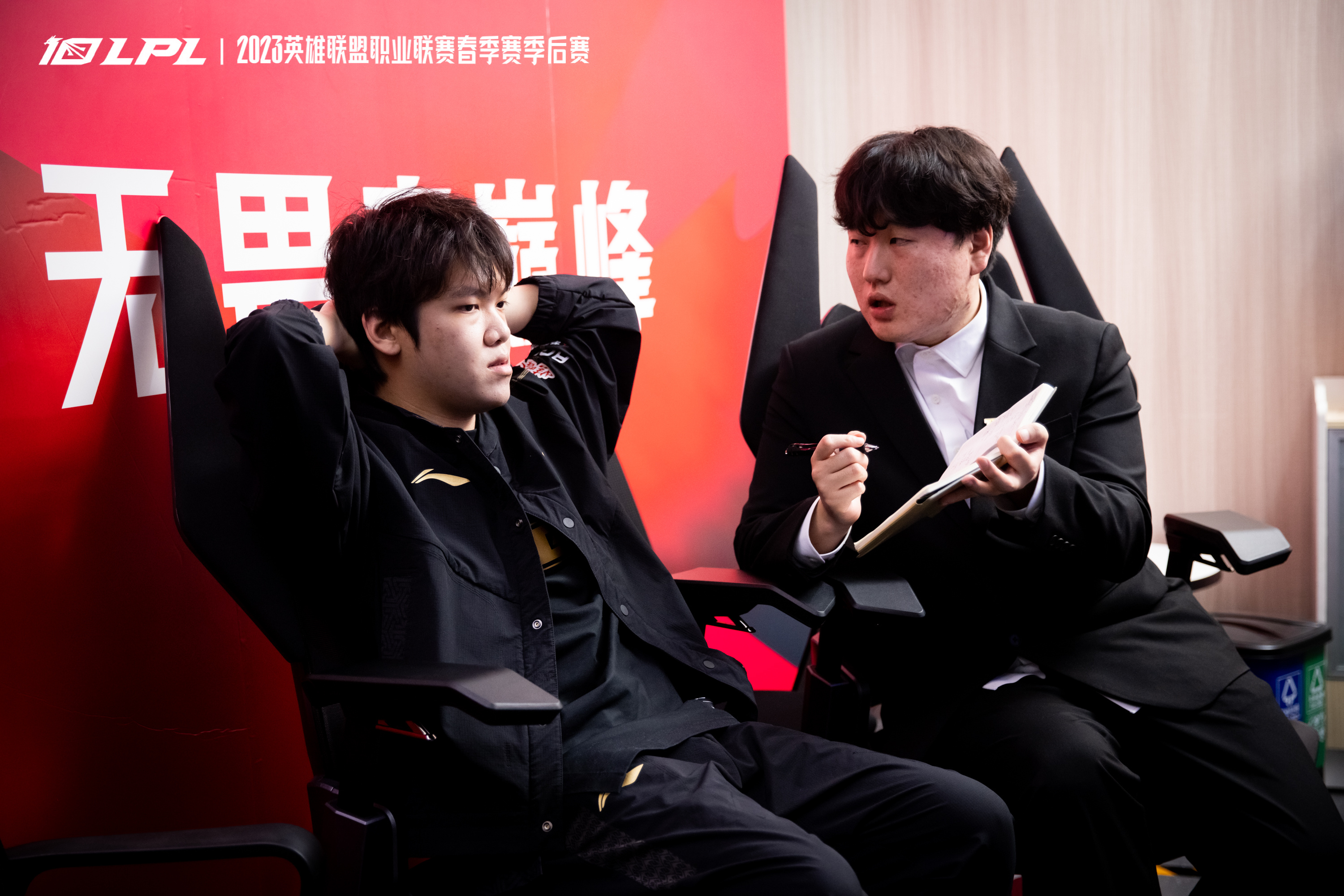 RNG落败 GALA脸色苍白低头最后离开 教练训话Angel沉重思考