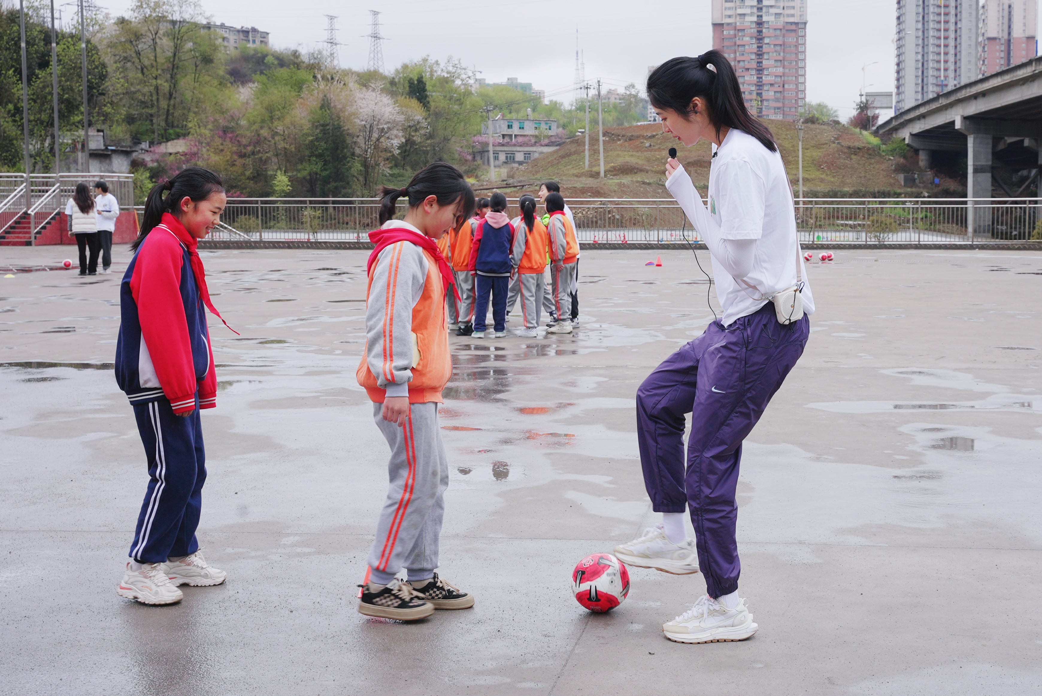 心系未来❤️赵丽娜为六盘水当地小学捐赠物资&普及足球