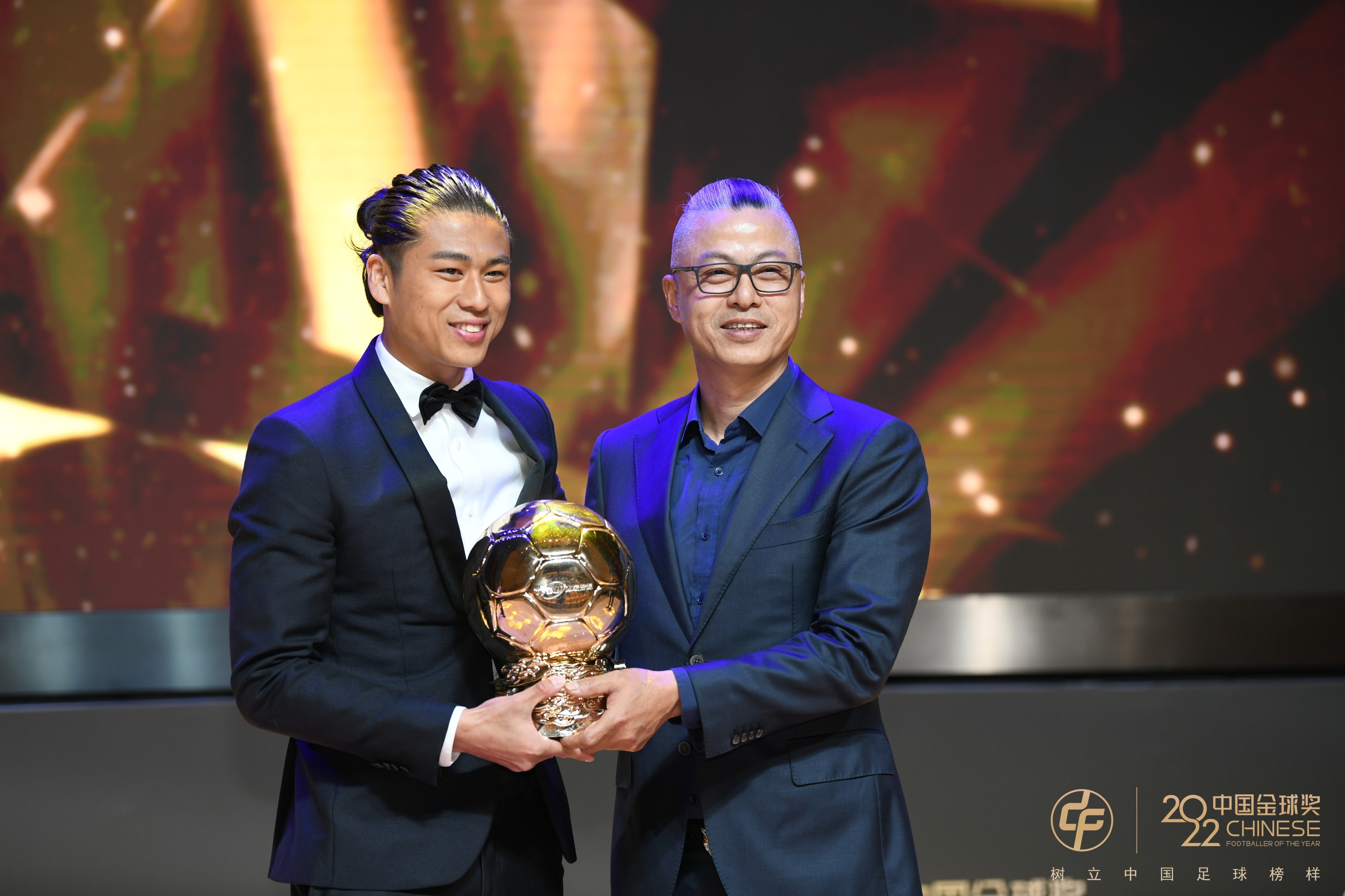 父亲为张玉宁颁发中国金球奖：期望他未来站在世界杯的舞台