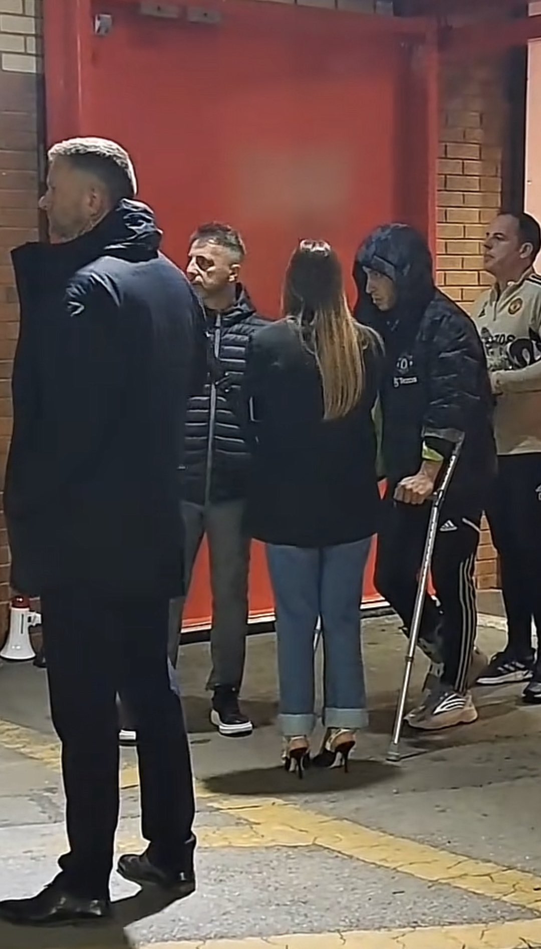 记者:战平塞维利亚后,利桑德罗-马丁内斯拄拐离开老特拉福德