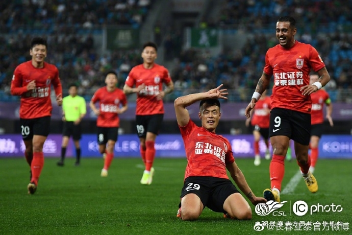 谭龙、塞尔吉尼奥建功，长春亚泰2比0战胜浙江队获开门红