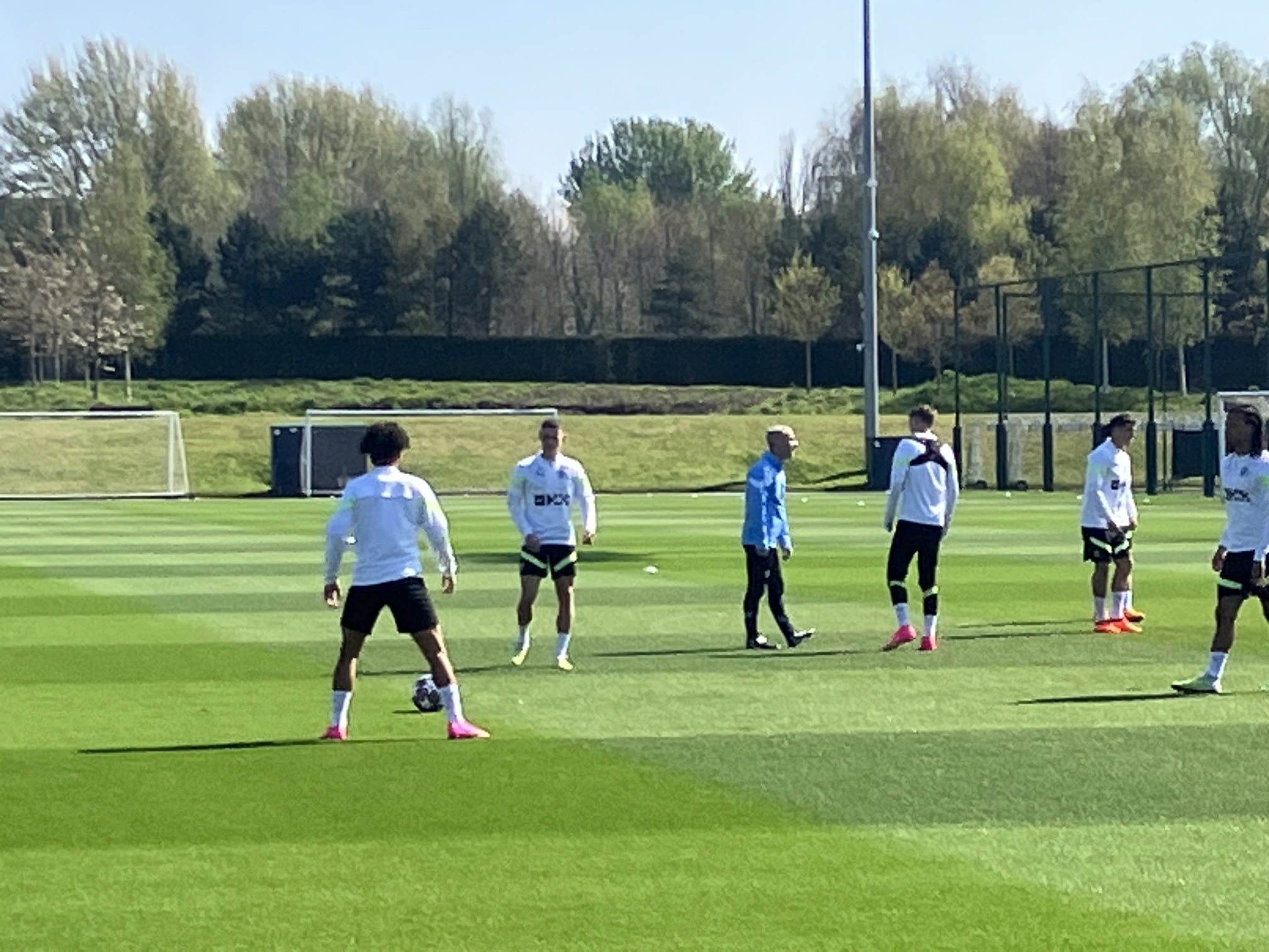 此前因阑尾炎手术缺战4场,记者:福登在今日已恢复训练