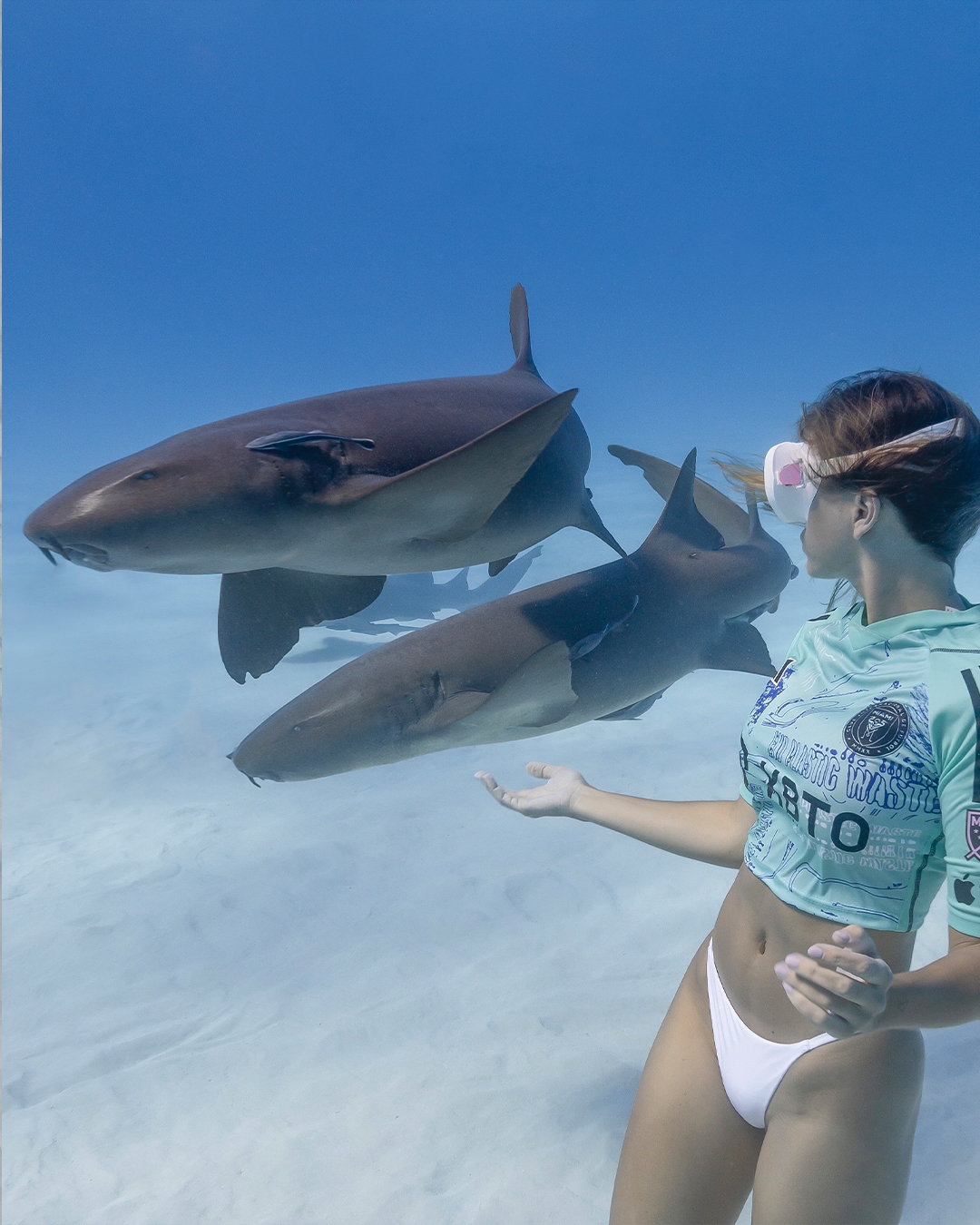 会玩?迈阿密国际发布新球衣宣传片，美女模特与鲨鱼共舞