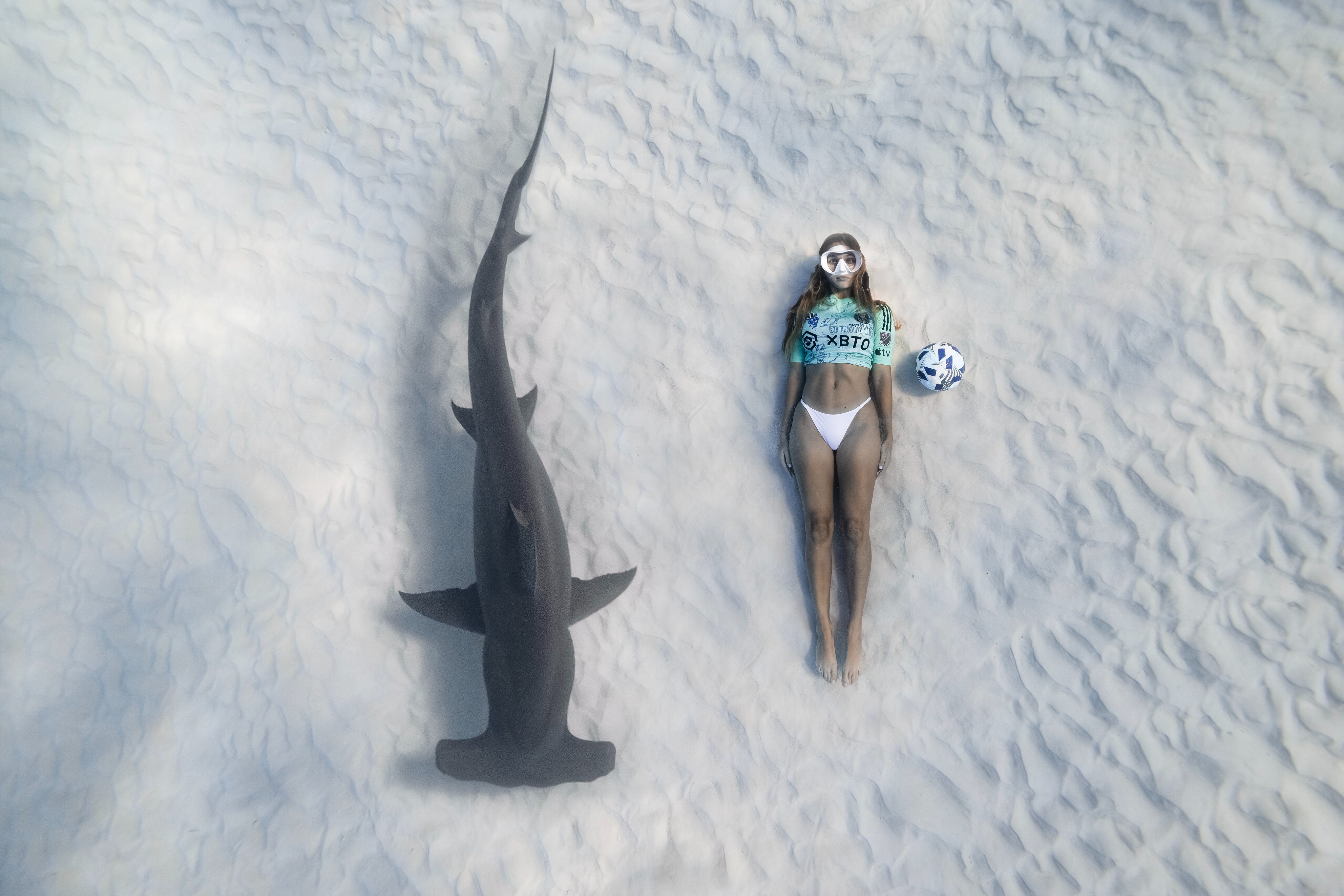 会玩👀迈阿密国际发布新球衣宣传片，美女模特与鲨鱼共舞