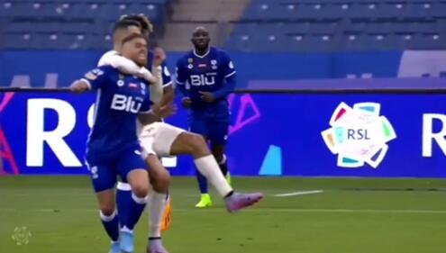 锁喉式动作，C罗拼抢中身后抱摔对手，被出示黄牌