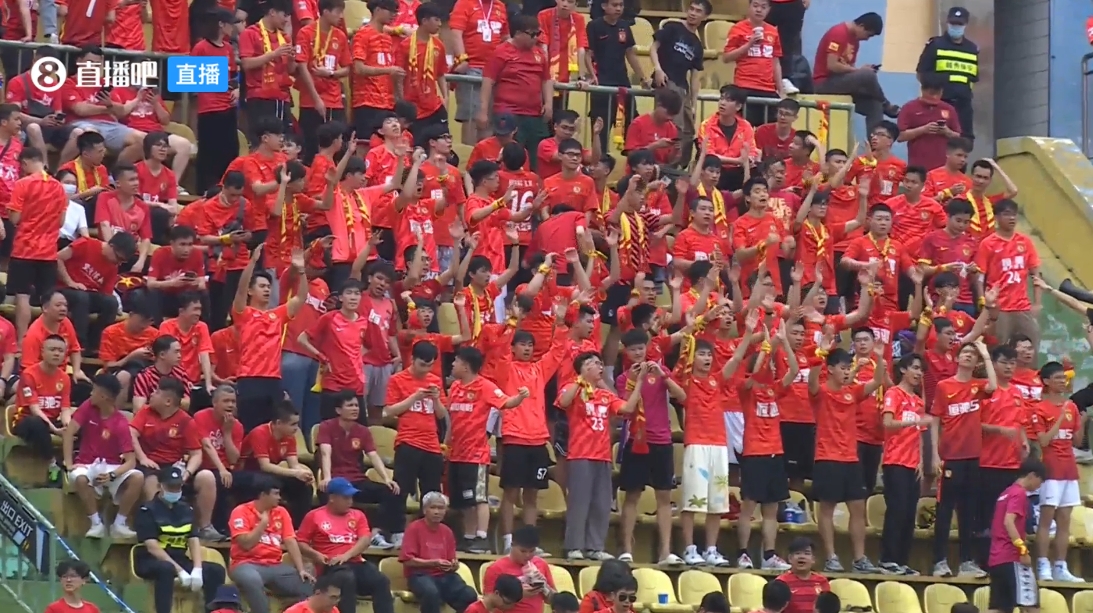 广州队中甲首战越秀山体育场球迷众多，身穿红色球衣摇旗呐喊