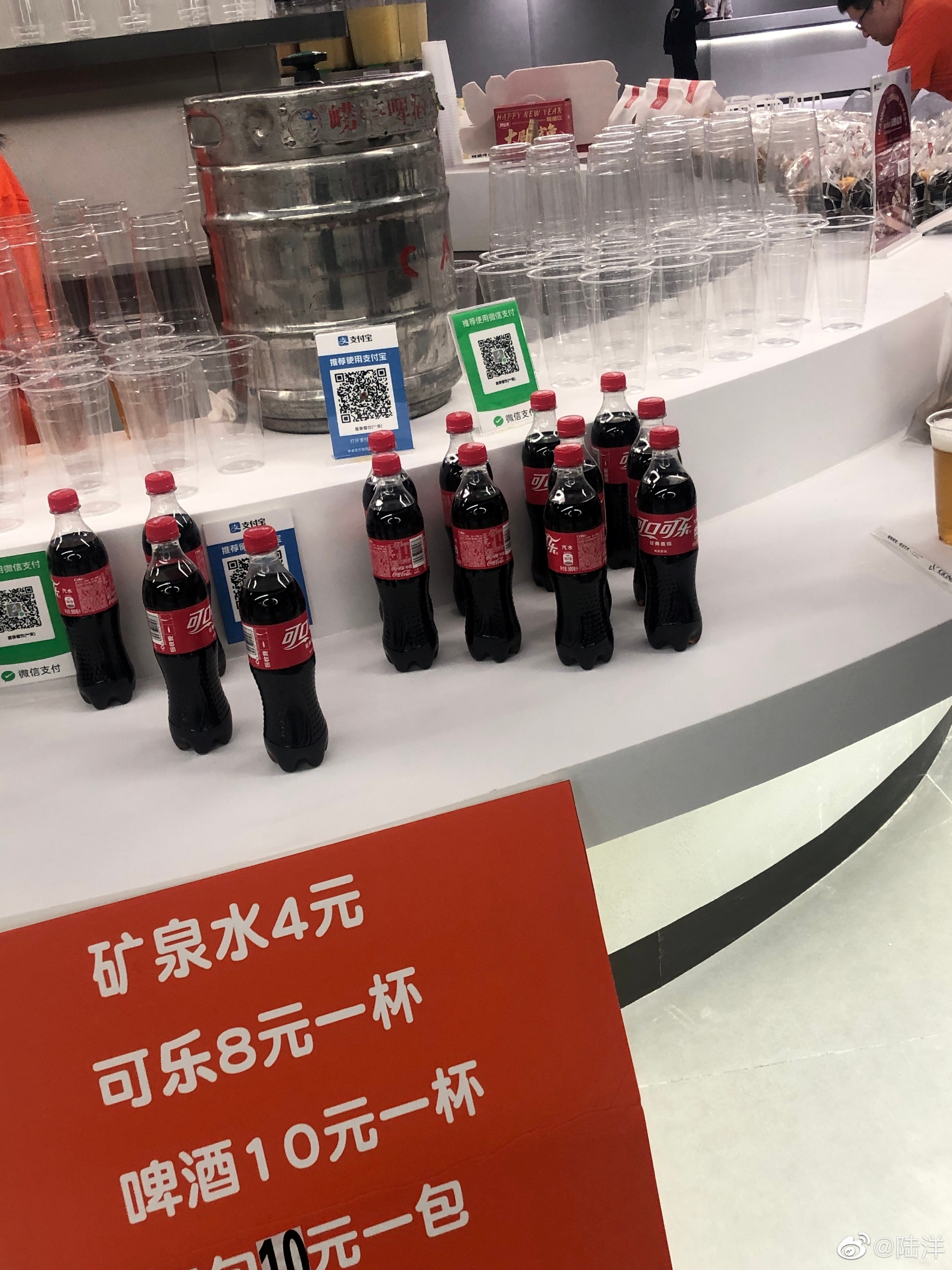 中超唯一？青岛主场球迷看台售卖处出售啤酒：10元一杯