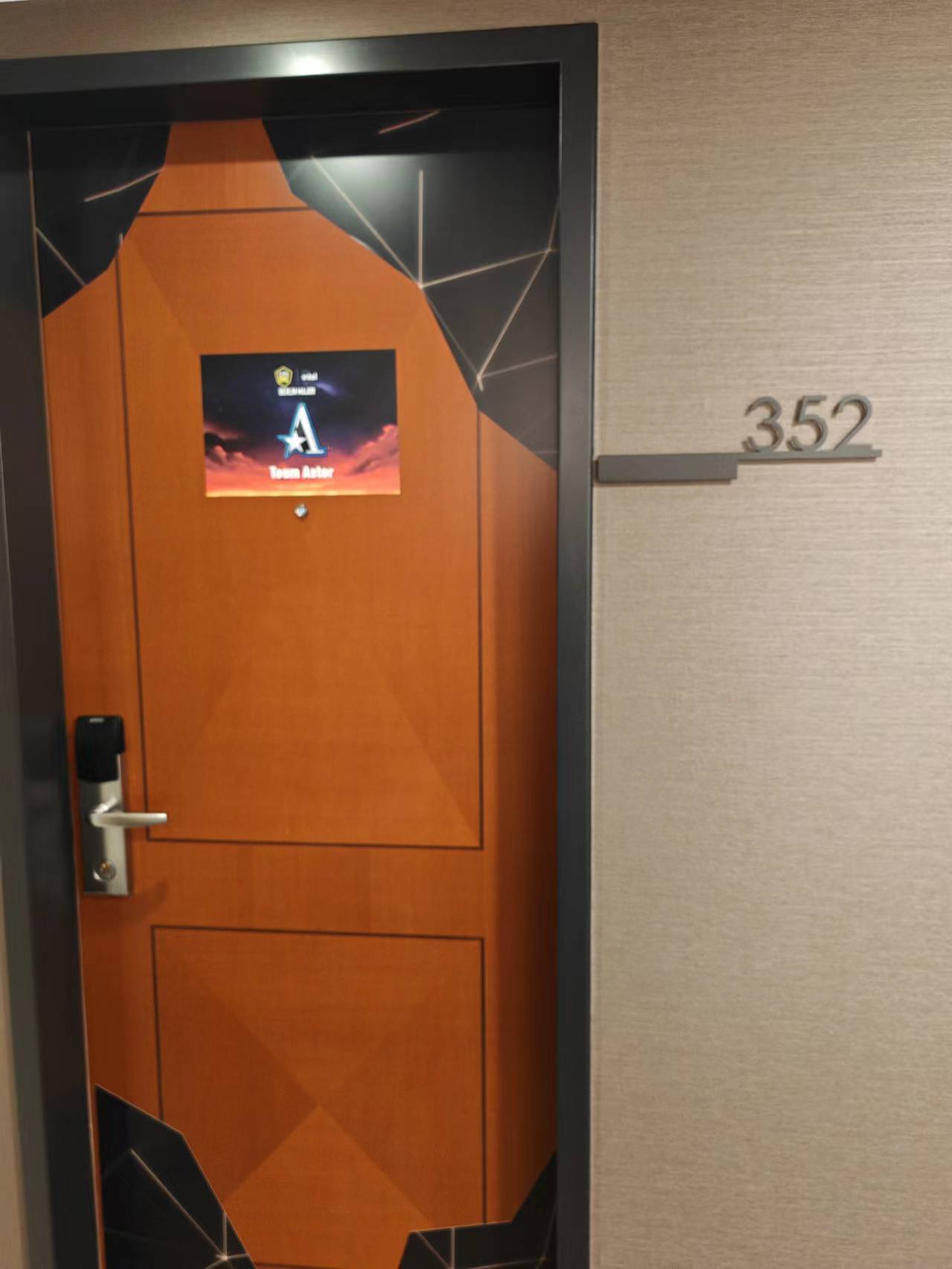 Aster官博晒照:Sumail与队员们的集训前合照