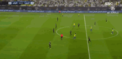 这球你想到了谁？C罗中圈拿球，左脚精准远距离直塞打穿防线