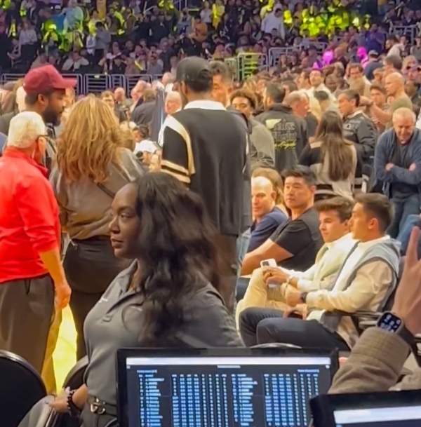 绯闻对象~欧文来到LA现场观战湖人VS灰熊G6