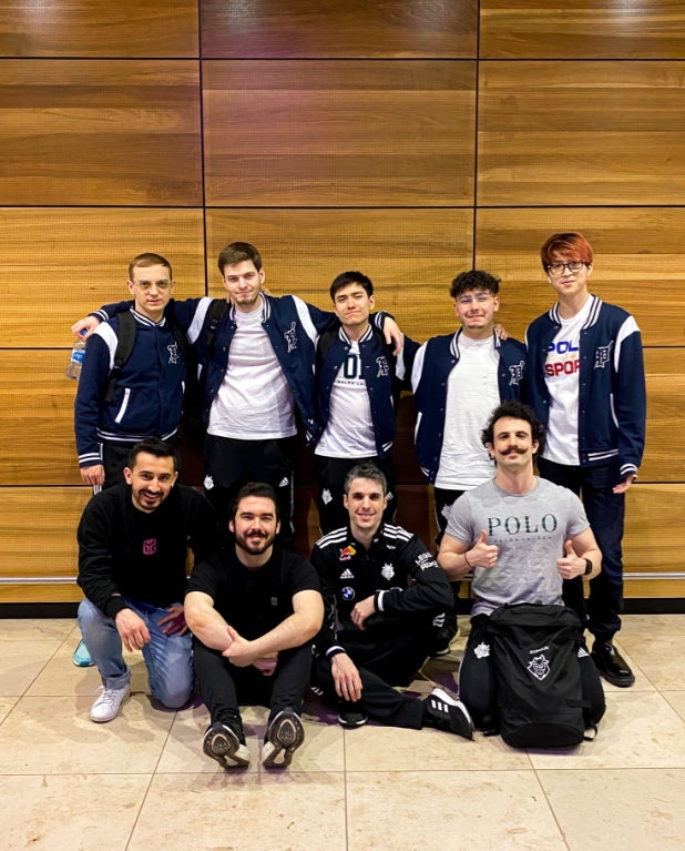 G2官方晒战队选手合照:去 伦 敦 喽~