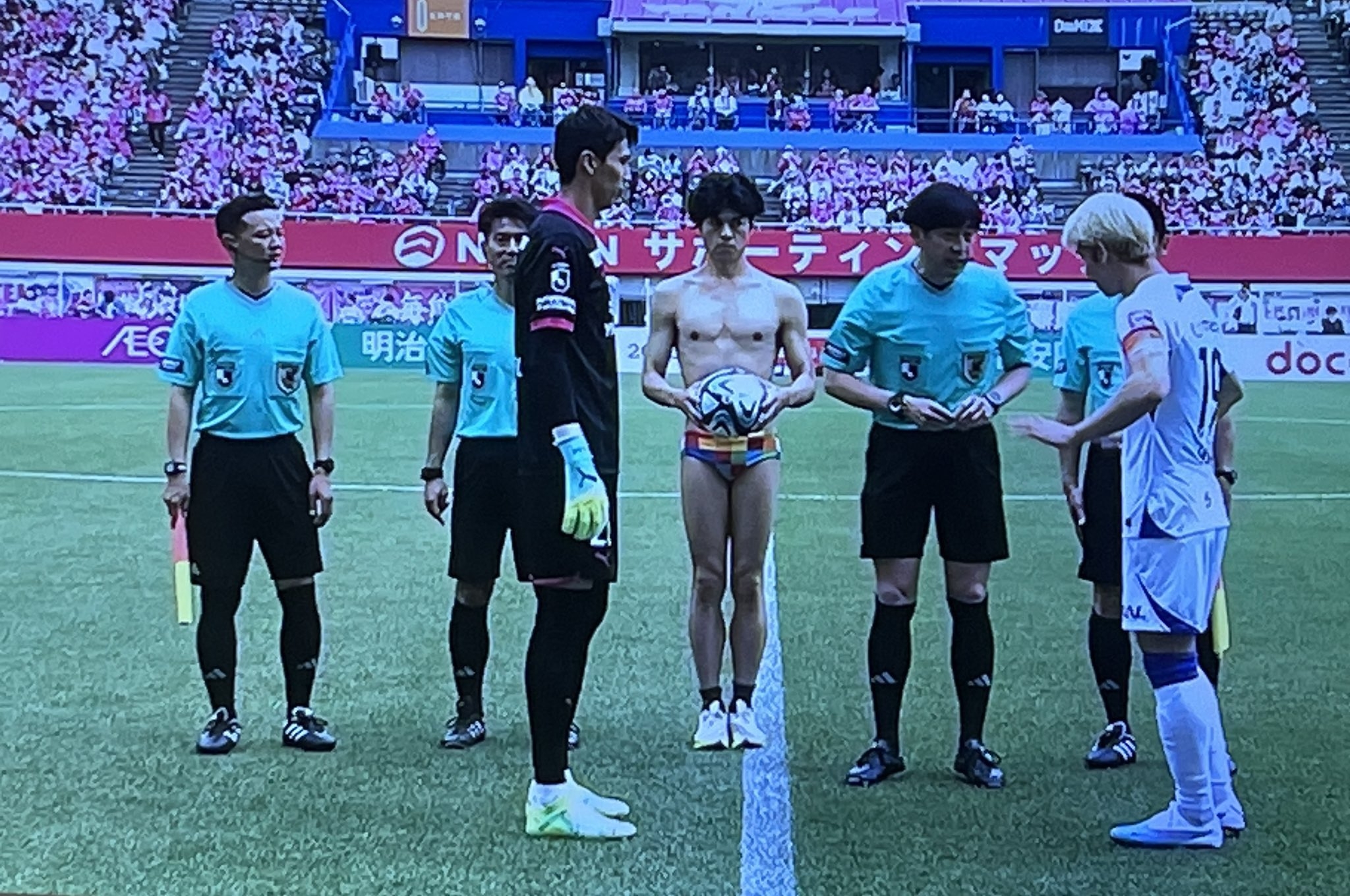 ?这是啥操作？J联赛大阪樱花安排裸男捧球入场，站在裁判中间